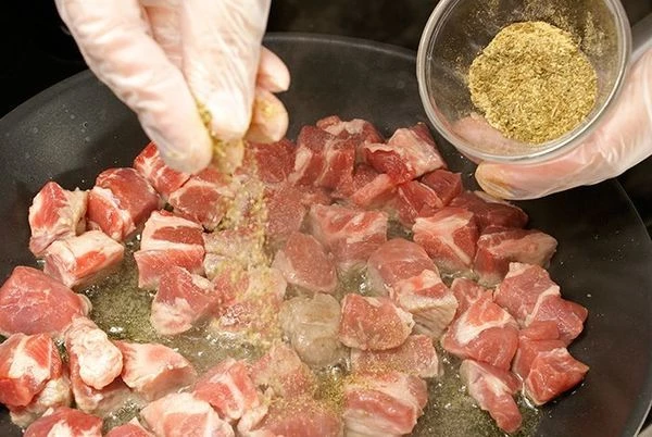 Посолить по вкусу, добавить смесь специй