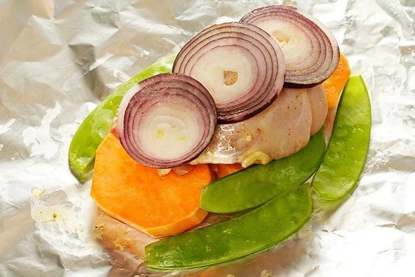 На кролика уложить кольца красного лука.