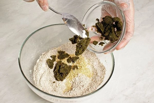 Порошок ламинарии замочить в 30-50 г воды на 5 минут. Затем добавить к муке кунжут и ламинарию.