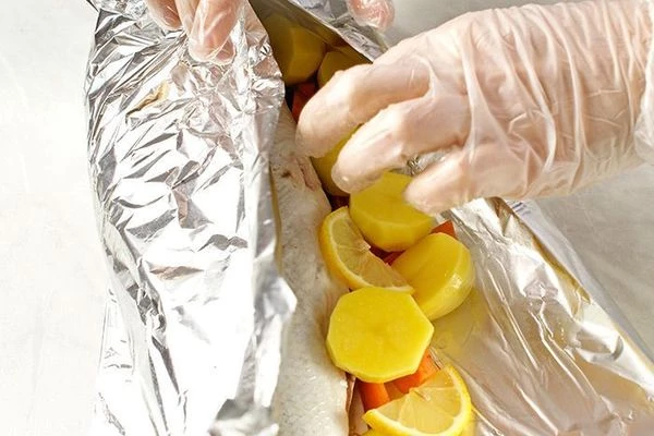 Рыбу с овощами плотно завернуть в фольгу, чтобы не вытек сок. Поставить в разогретую до 200С духовку на 20-30 минут.