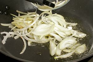 На разогретой с оливковым маслом сковороде обжарить нарезанный соломкой лук 1-2 минуты