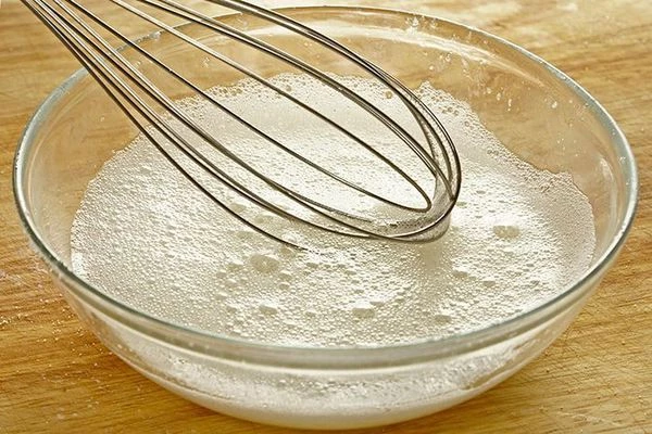 Взбить яичный белок до пены.