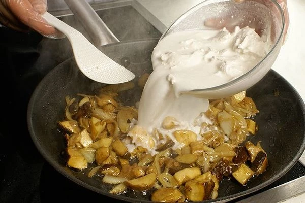 Влить кокосовые сливки, посолить, поперчить по вкусу. Выпарить до консистенции жидкой сметаны.