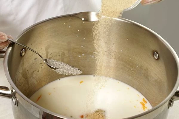 Всыпать сахар, соль и дрожжи, хорошо размешать.