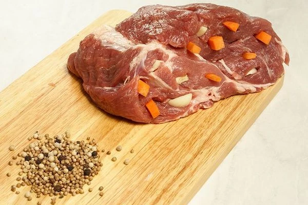 Обсыпать нашпигованное мясо специями.