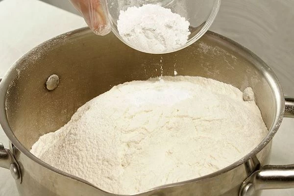 Перемешать муку с разрыхлителем.