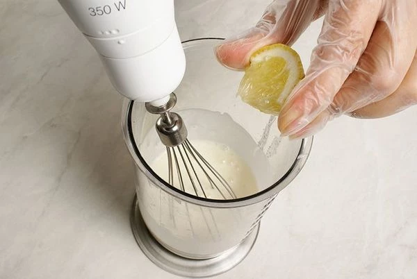 В конце взбивания добавить лимонный сок. Еще раз хорошо взбить.