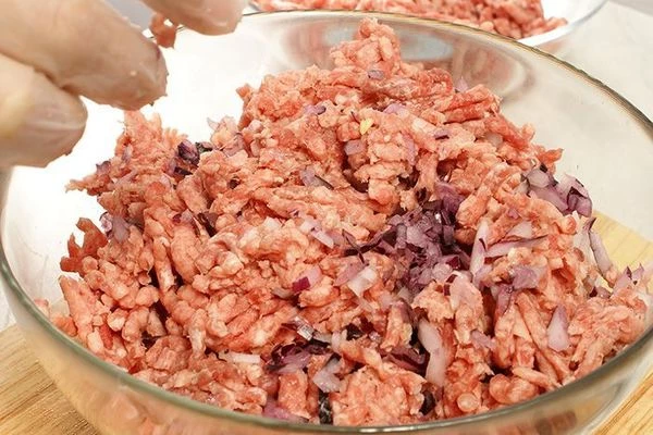 Смешать с фаршем.