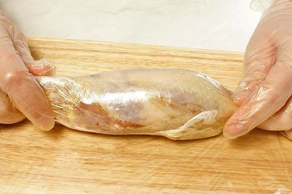 Завернуть филе перепела в виде плотного рулета, с помощью пищевой пленки. Края завязать узелком.