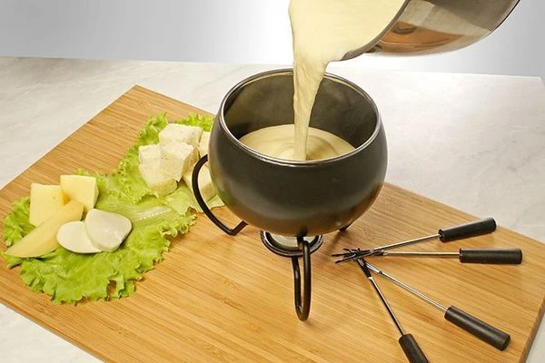 Перелить сырное фондю в специальную кастрюльку.