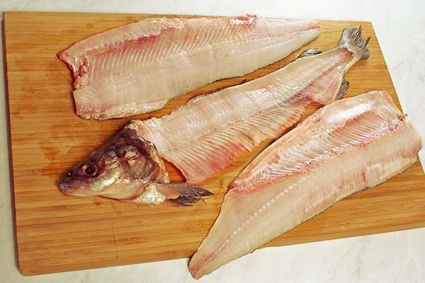 Удалить кости. Хребет с головой можно использовать для бульона.