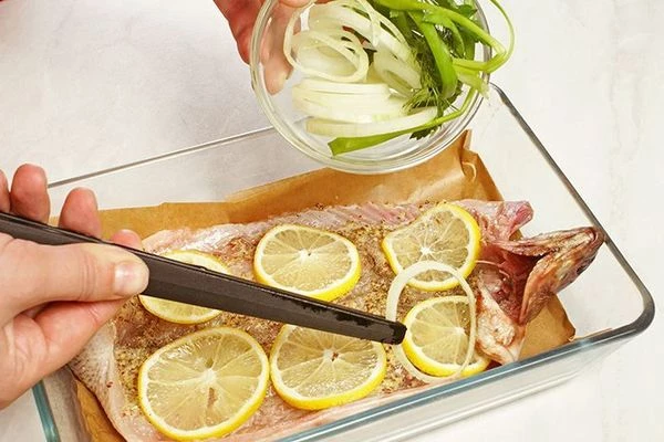 Выложить тонкие пластики лимона. 