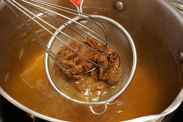 С помощью венчика и ситечка, растворить в бульоне смесь пасты мисо и хондаши.