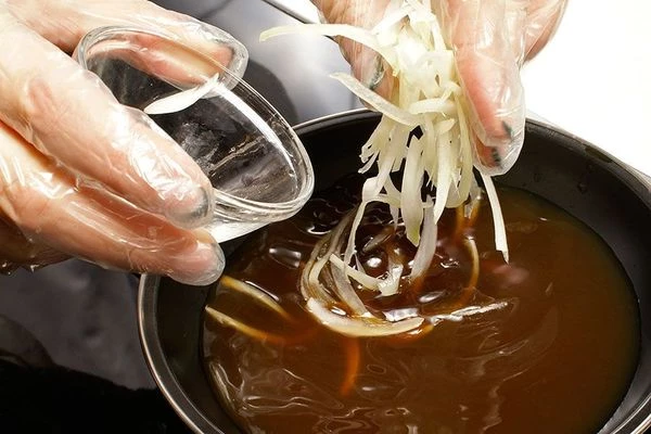 Добавить к соусу лук, потушить 5-7 минут.