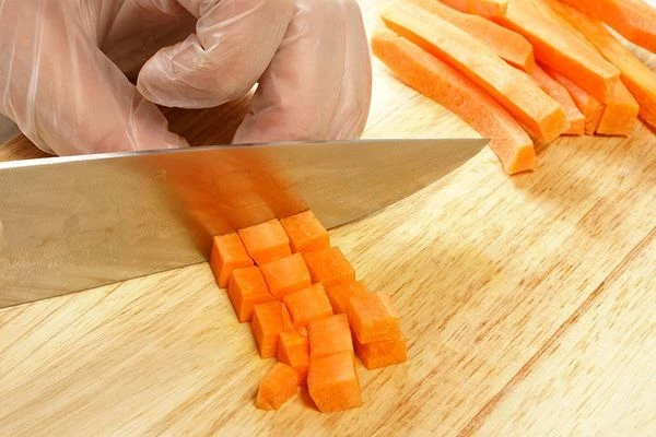 Морковь нарезать кубиком примерно 1*1 см.