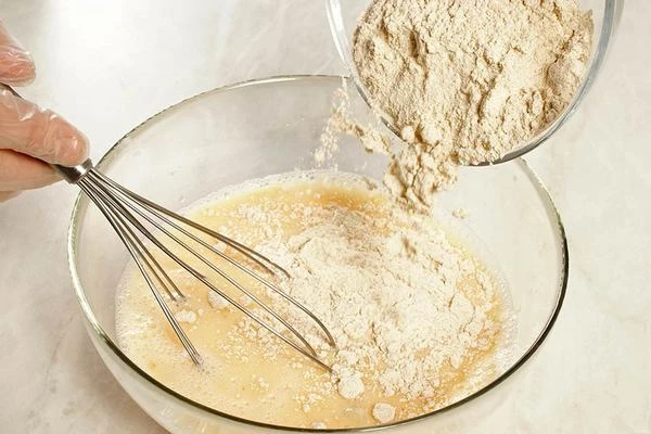 Всыпать муку и хорошо перемешать.