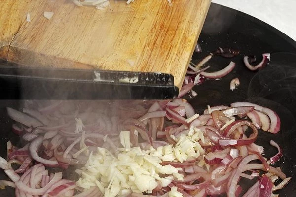 Затем добавить чеснок.