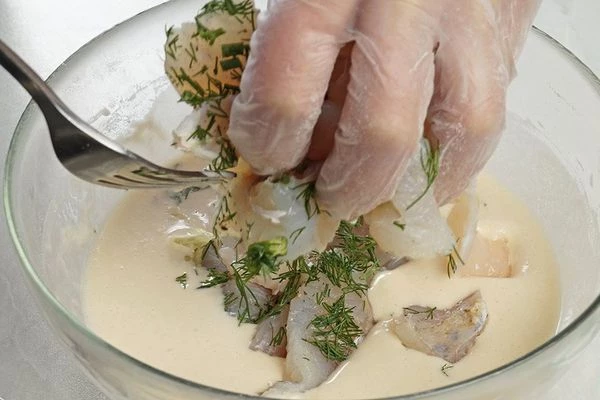 Кусочки судака обмакнуть в кляр.