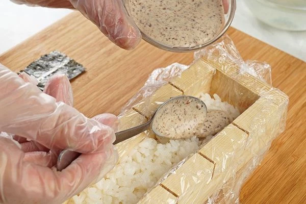 Затем смазать рис ореховым соусом 2-3 ч. л.