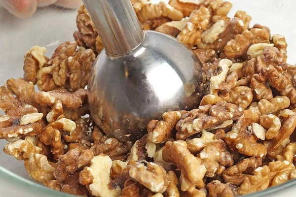 Грецкие орехи перебрать от скорлупок, если есть.