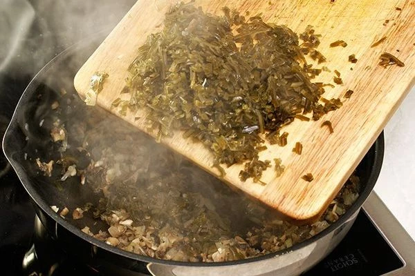 В конце добавить морскую капусту, обжарить еще 3-4 минуты, посолить, поперчить по вкусу.