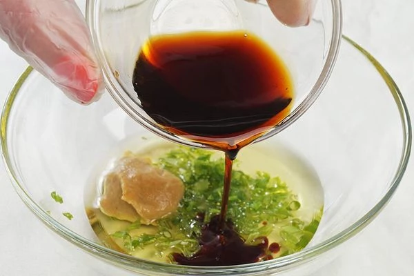 Добавить горчицу и соевый соус.