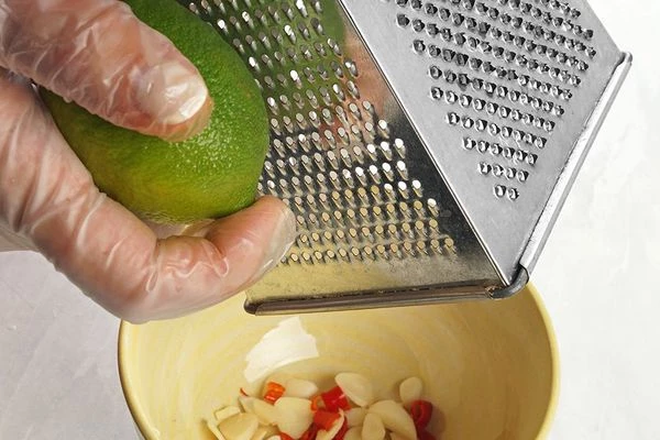 Добавить цедру лайма.