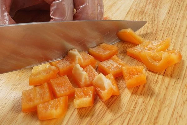 Болгарский перец очистить от семенной коробки, нарезать кубиками. Можно перец подпечь в духовке или на гриле, снять кожицу (в таком случае суп будет иметь более насыщенный и сладковатый вкус).