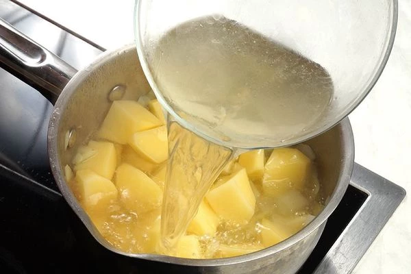 Затем добавить к луку картофель и рыбный бульон, варить до готовности картофеля. В конце посолить, поперчить по вкусу.