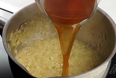 Влить вино, выпарить 1 минуту, затем добавить бульон, варить до мягкости фенхеля.