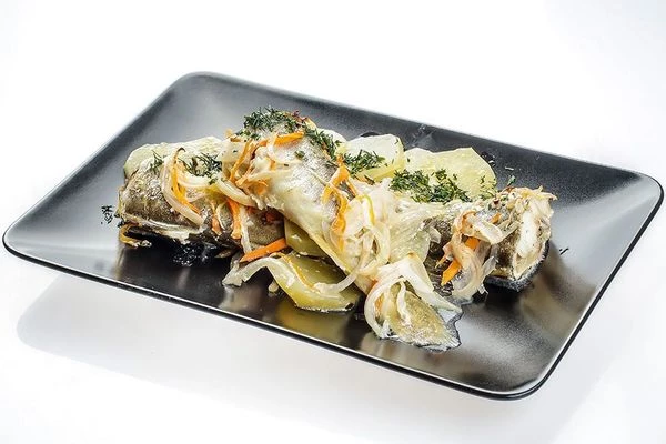 Запечь в духовке, разогретой до 200С 30-40 минут до готовности рыбы и овощей. Готовую рыбу украсить зеленью.