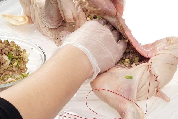 Довести начинку до вкуса солью, перцем. Начинить тушку поросенка. Зашить брюшко кулинарной нитью.