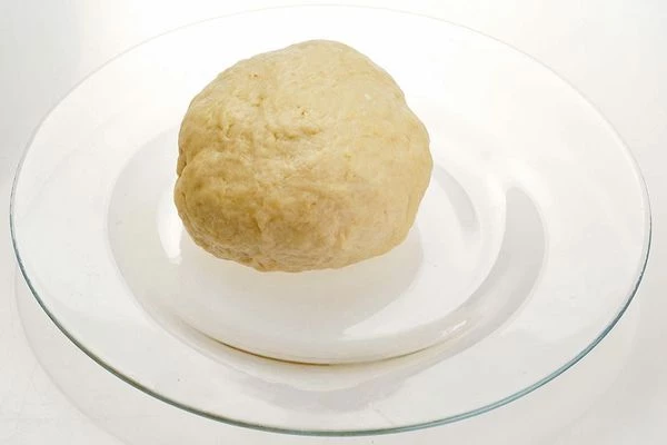 Готовое тесто завернуть в пищевую пленку и положить в холодильник на 30 минут.