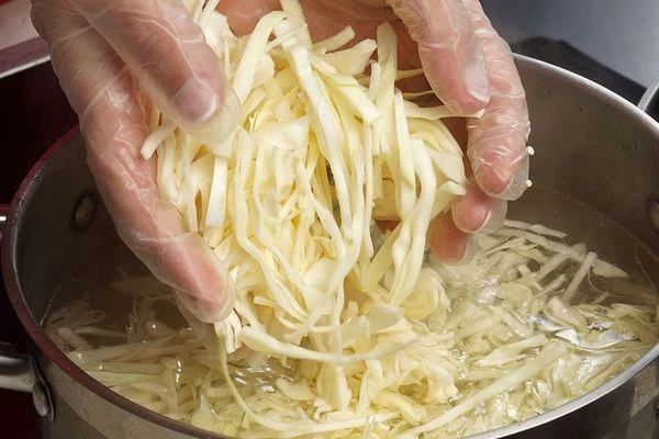 Затем добавить капусту, мясо, посолить по вкусу. Варить до готовности картофеля.