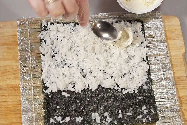  По самому краю выложить сыр для суши.