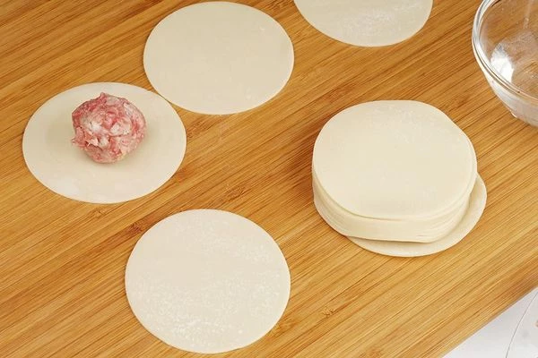 Достать готовое тесто из упаковки. В центр кружка выложить фарш.