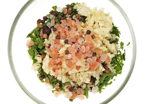 Порубить мелко зелень, смешать в чашке с мелко нарезанным чесноком, солью, перцем.