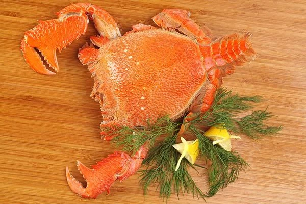 Подавать краба с укропом и лимоном.