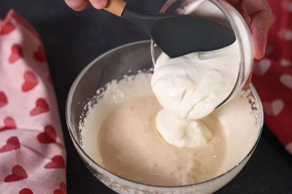 Перемешать со сметаной, весь сахар должен раствориться. 