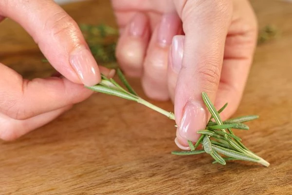 У тимьяна и розмарина удалить веточки, листочки порубить.