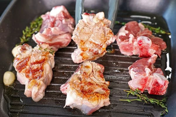 Обжарить на гриле с оливковым маслом, тимьяном и чесноком. довести в духовке до готовности. 