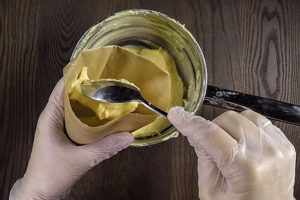 Готовое тесто переложить в кондитерский мешок или корнетик из пергамента.