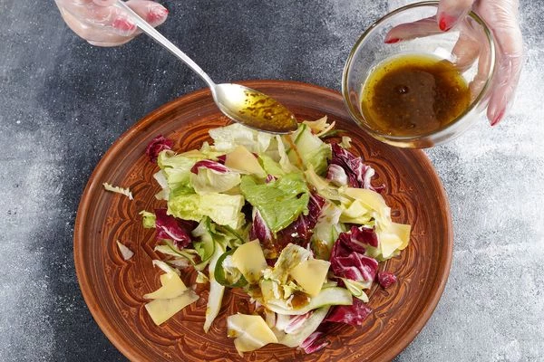 На тарелку выложить салат, полить заправкой. 