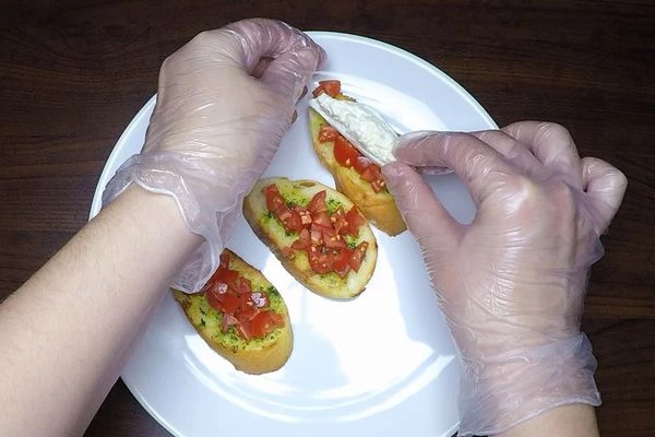 Буратту разрезать на дольки и выложить на помидоры.