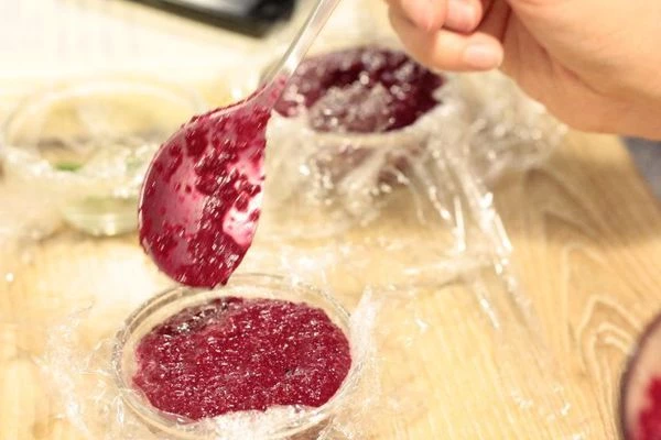 Затем в свеклу влить сливки с желатином, еще раз немного пробить в блендере. Формочки застелить пищевой пленкой, залить свекольное пюре. Оставить в холодильнике на 6 часов.