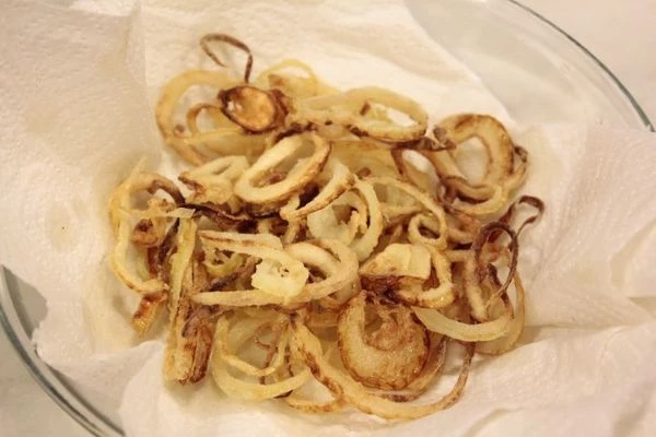 Выложить на тарелку с бумажным полотенцем, чтобы удалить излишки жира.