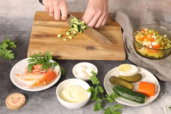 Свежие огурцы нарежьте кубиками — 0,5х0,5 см. Переложите к овощам.