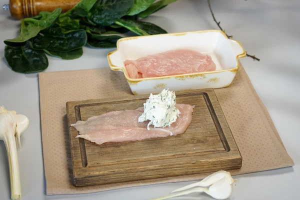 Куриное филе нарезать широкими полосками, посолить и поперчить, выложить начинку.