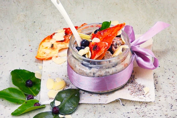 Украсить ягодами или фруктами на ваш вкус и миндальными лепестками. 