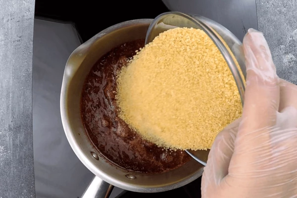 Для начинки №1: разморозить 200 г вишни, немного пробить блендером, слить лишний сок, перелить в кастрюлю, добавить коричневый сахар и палочку корицы, уварить в три раза.